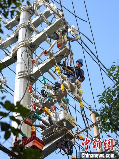 图为7月13日在贵州玉屏侗族自治县皂角坪街道紫气山社区，工作人员对城区老旧电网进行改造。胡攀学 摄 