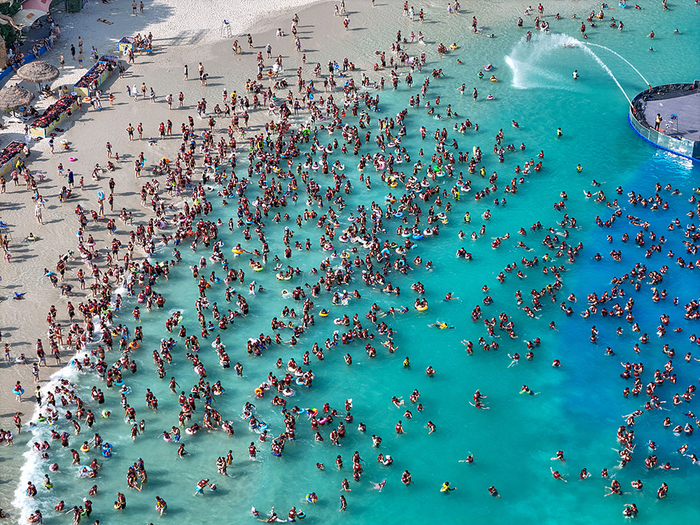 2025年7月13日，河南郑州，城市迎来持续性高温闷热天气，一家水上乐园迎来客流高峰。视觉中国  图