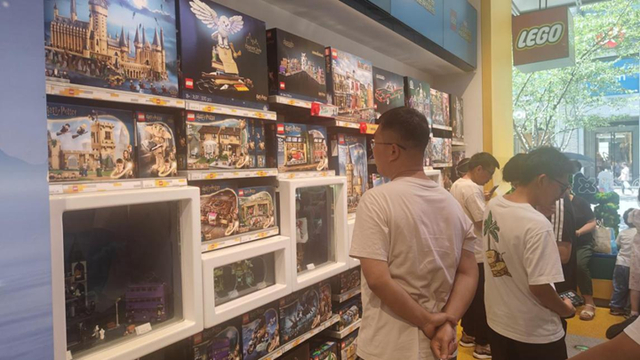 顾客在乐高专卖店挑选自己喜欢的产品。新华网发 汪菁璐摄