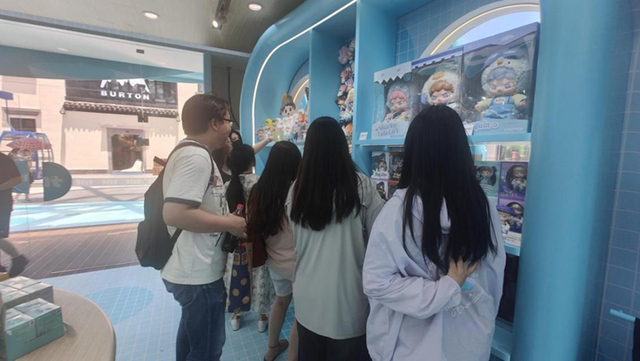 相约在潮玩店购买产品的年轻人们。新华网发 汪菁璐摄