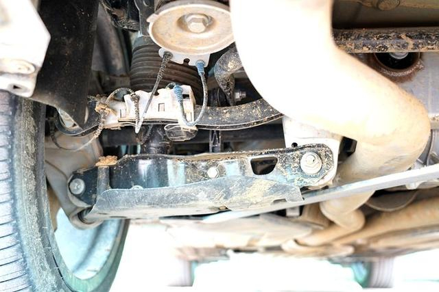 　　在车内的中间平台上，有个拨片，拨动它，车身就能升高或降低。