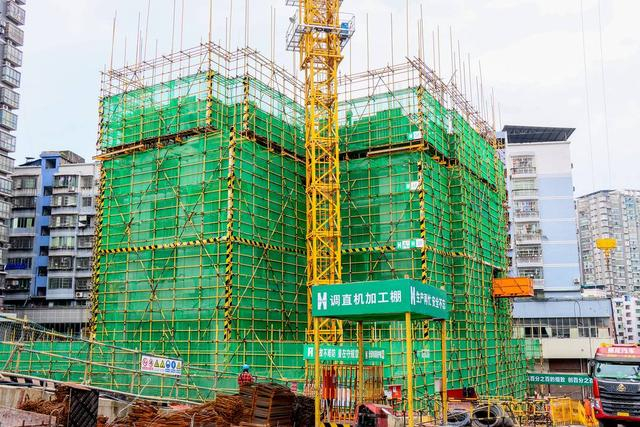 店子梁社区二小区危旧房改造项目现场。（封面新闻资料图）