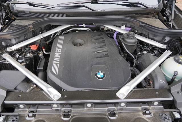 　　机舱里，4根铝合金材质的加强杆，非常醒目，这是追求更高性能的宝马，向来比较注重的配置。