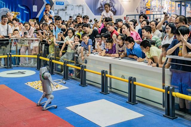 暑假来了，科技馆里人头攒动，众多青少年前来观看机器人表演，感受科技的乐趣。殷绍旺 摄