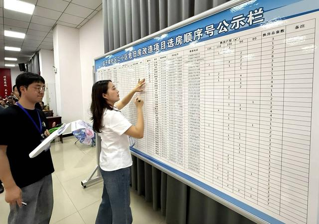 领到新房钥匙的业主填写房屋信息。陈小平 摄