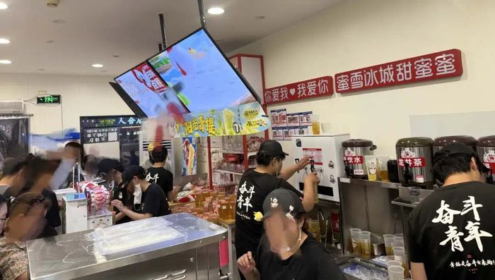 图：某蜜雪冰城门店7月12日现场 来源：《听筒Tech》拍摄
