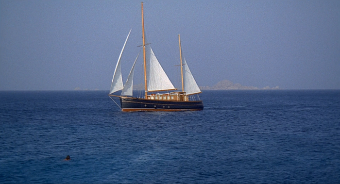 《红色沙漠》，故事中的女孩游向“真正的帆船”