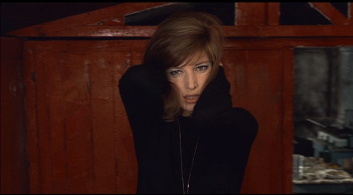 茱莉亚娜，被塑造成在工业文明环境下受侵害的脆弱女性