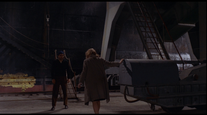 《红色沙漠》临近结尾时，茱莉亚娜问陌生的水手这艘轮船可否载旅客