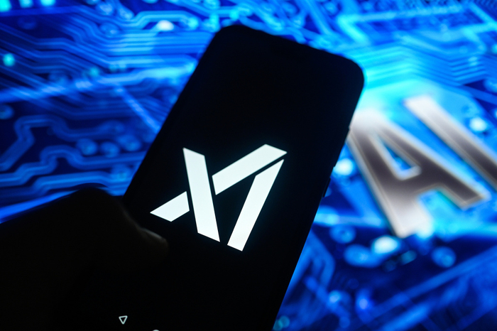 当地时间2025年2月24日，波兰，一幅插图展示了一部智能手机上的xAI标志，背景是人工智能（AI）的符号。