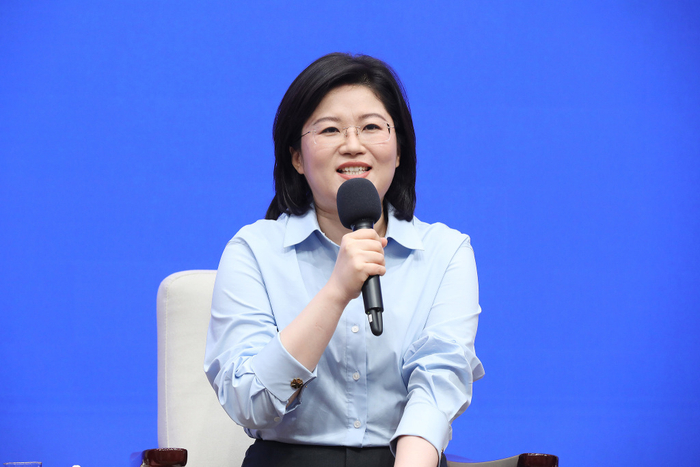 内蒙古鄂尔多斯投资控股集团有限公司总裁王臻。