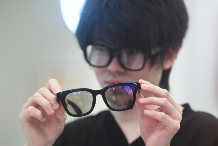 2025年6月27日，浙江杭州，顾客在小米杭州门店体验小米AI眼镜。 视觉中国 图