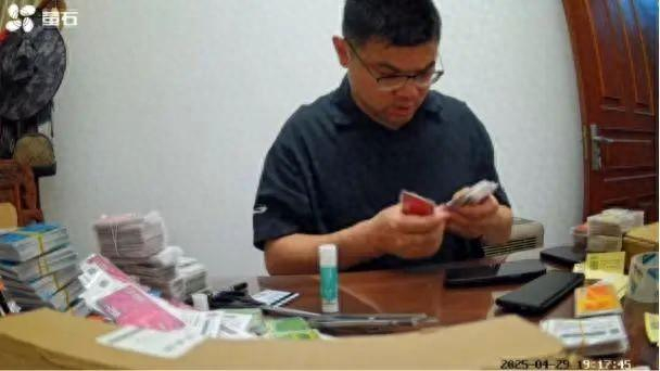 梁先生将加油卡一一检查后打包发给客户。图/受访者提供