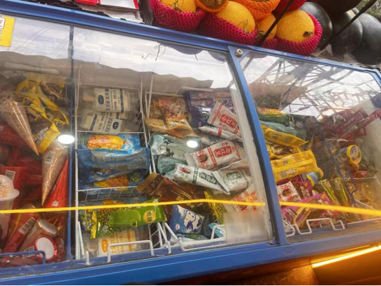（广州小型超市冰柜里经典雪糕占据主流 消费者报道记者摄）