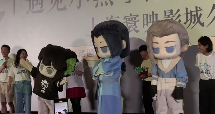 人偶及配音演员与观众互动