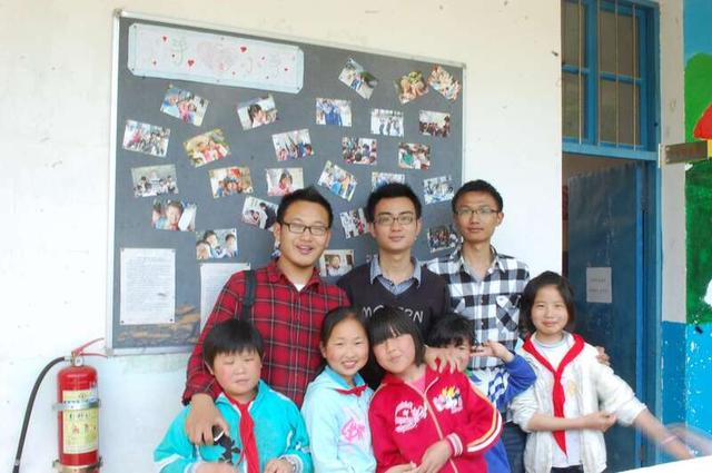 赴岳西爱心支教与文化宣讲团队创始人，安徽师大历史学院2010级历史学专业董琪、李杨、秦玉洋三人。安徽师大供图