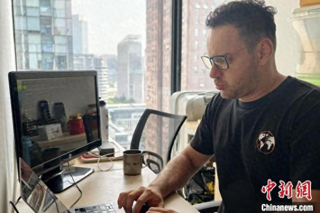 7月14日，Rocco在电脑前查看“剩菜盲盒”后台数据。中新社记者 吕杨 摄