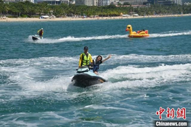7月15日，海南三亚，游客在大东海旅游区体验亲水项目。张月和 摄