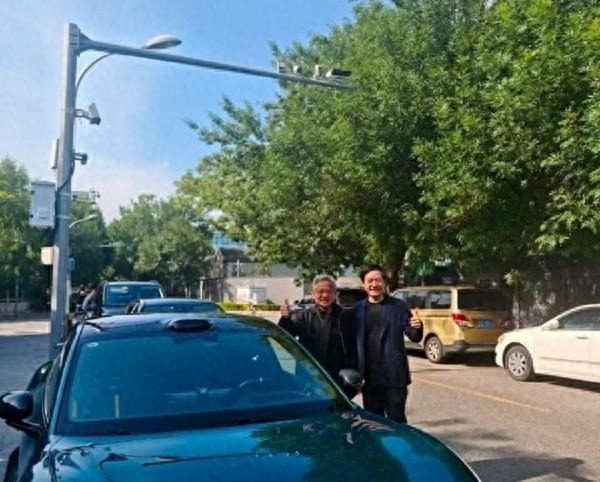 本周，黄仁勋开启今年第三次访华行程，图为网络上流传的他与小米集团创始人、董事长兼CEO雷军在中国的合影。 网络 