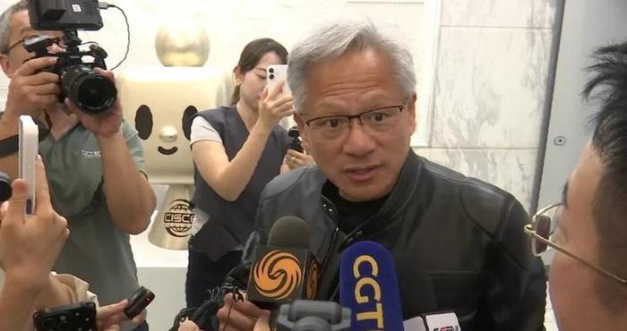 黄仁勋答凤凰问：恢复对华销售H20芯片，这是非常非常好的消息