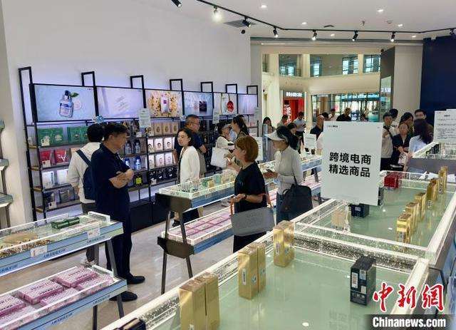 市民在选购跨境电商商品。 郭佳 摄