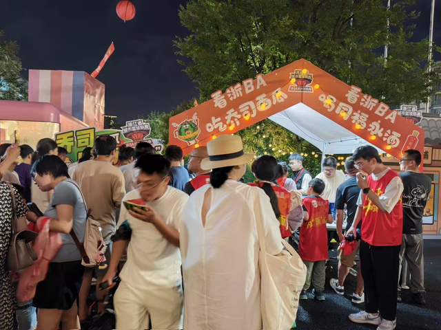 杭州赛区揭幕战11日在临平区打响，场外的“夏日晚风”市集人头攒动。 “杭州发布” 图