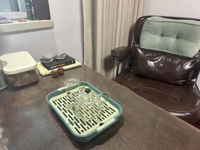 杨少华每天晨起的第一件事，是喝茉莉花茶，他用过的茶具还在生前居住的卧室里。新京报记者 李冰洁 摄