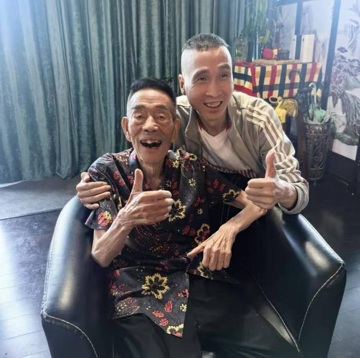 杨少华去世前三四天，韩兆与他见面合影，那是他们最后一次见面。受访者供图