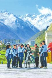 康定二中天文社团学生在观测太阳黑子。