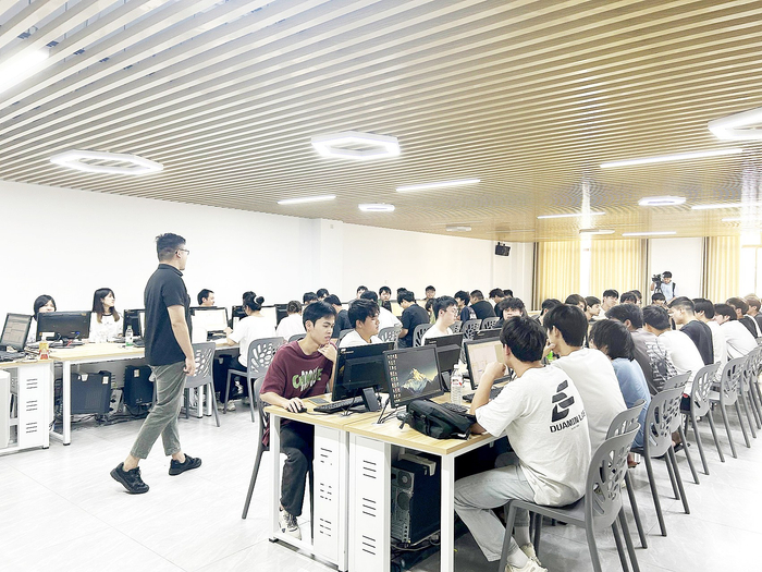     在广西机电职业技术学院江南校区，同学们在老师和园区企业工程师的指导下进行芯片性能测试课程学习。 本报记者余秋兰 摄