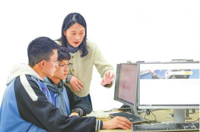 康定二中学生在上网课。