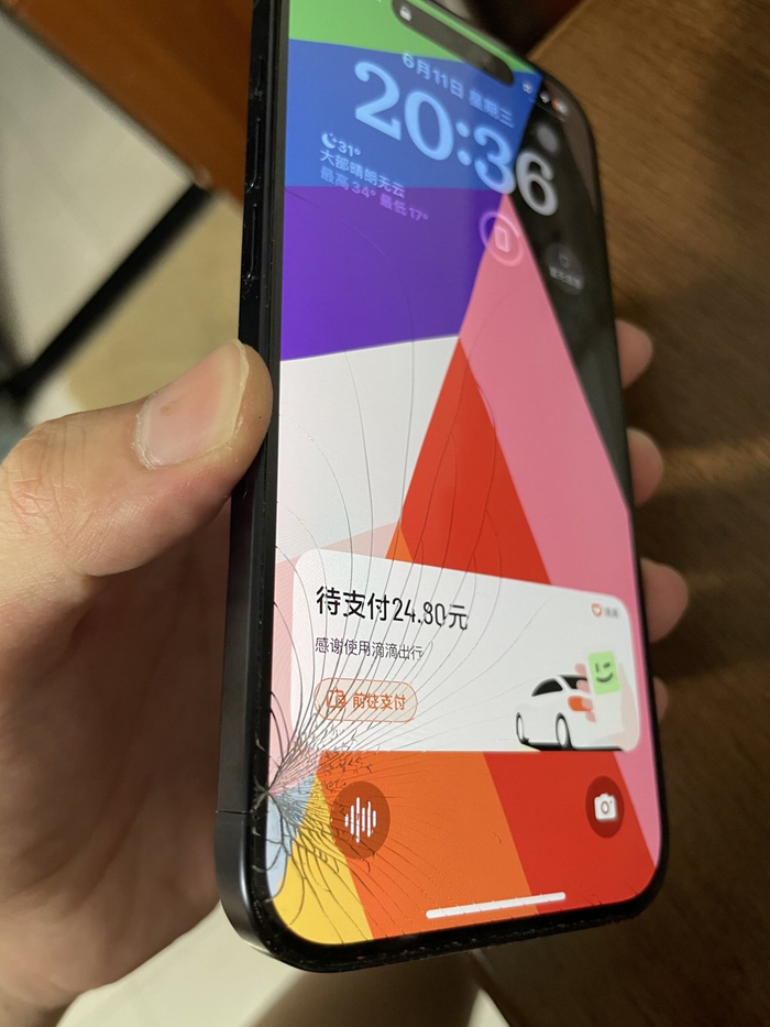 投诉人手机损坏情况。投诉人提供