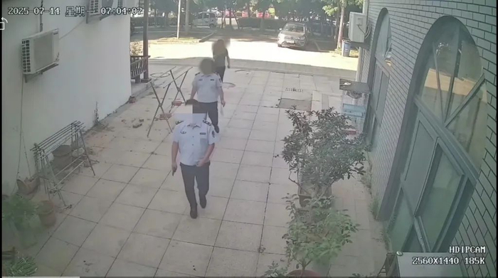 监控画面显示7时04分，兰山区市监局工作人员上门。