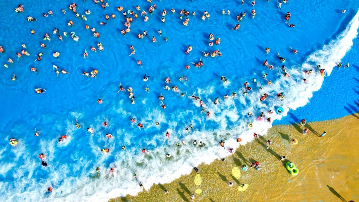 7月5日，浙江省湖州市长兴县太湖图影旅游度假区龙之梦乐园嬉水世界，游客亲水消暑（无人机照片）。新华社发（吴拯摄）