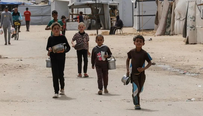 加沙地带儿童前去领取食物（资料图）