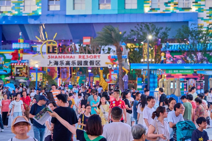 这个夏天，位于上海金山区枫泾镇的上海乐高乐园度假区正式开园。本文图片均为 上海金山区供图