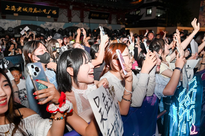 2025年7月15日，上海豫园，音乐会现场热情的观众。澎湃新闻记者 朱伟辉 图