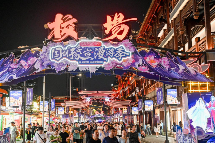 2025年7月15日，上海豫园，此后每个周末，豫园三大核心区域将持续上演“周末奇幻夜”。澎湃新闻记者 朱伟辉 图