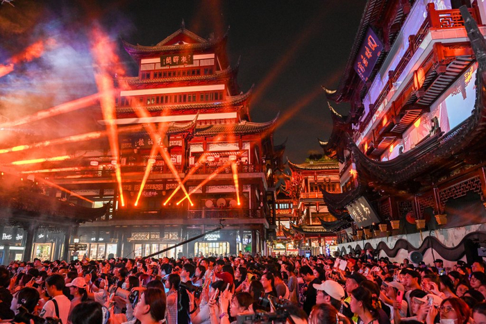 2025年7月15日，上海豫园，“星河夜宴”音乐会吸引众多观众。澎湃新闻记者 朱伟辉 图