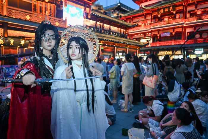 2025年7月15日，上海豫园，音乐会上两位cos《天官赐福》主角的粉丝。澎湃新闻记者 朱伟辉 图