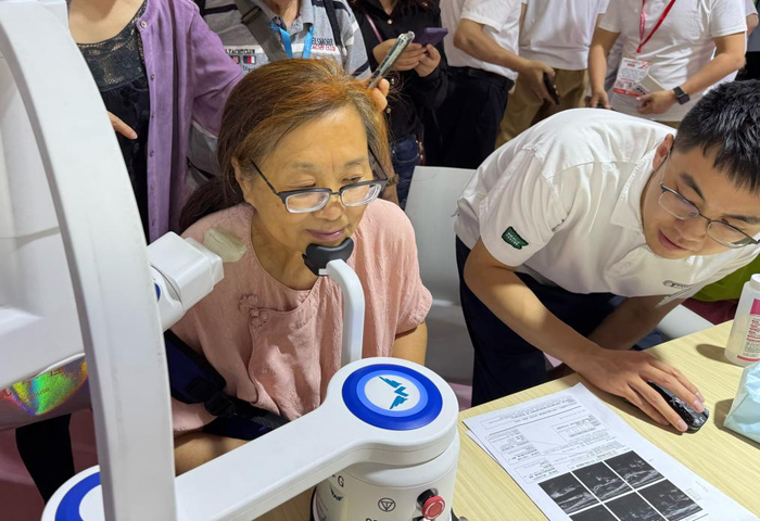 6月11日，一名参观者在博览会上体验颈动脉筛查机器人。新华社记者黄安琪摄
