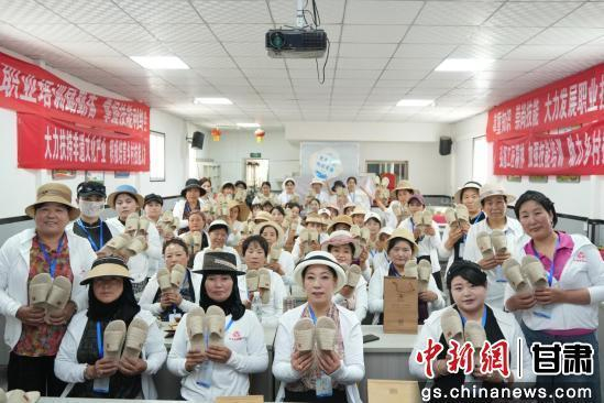 学员们展示手工制品。钱河山 摄