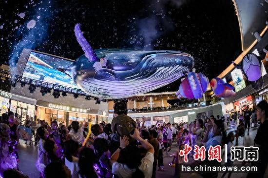 图为“飞天鲲鹏泡泡艺术周”活动现场。
