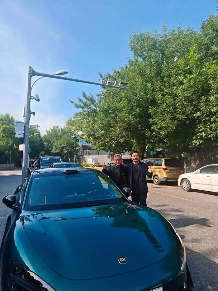 雷军和黄仁勋在小米汽车旁 北京晚报