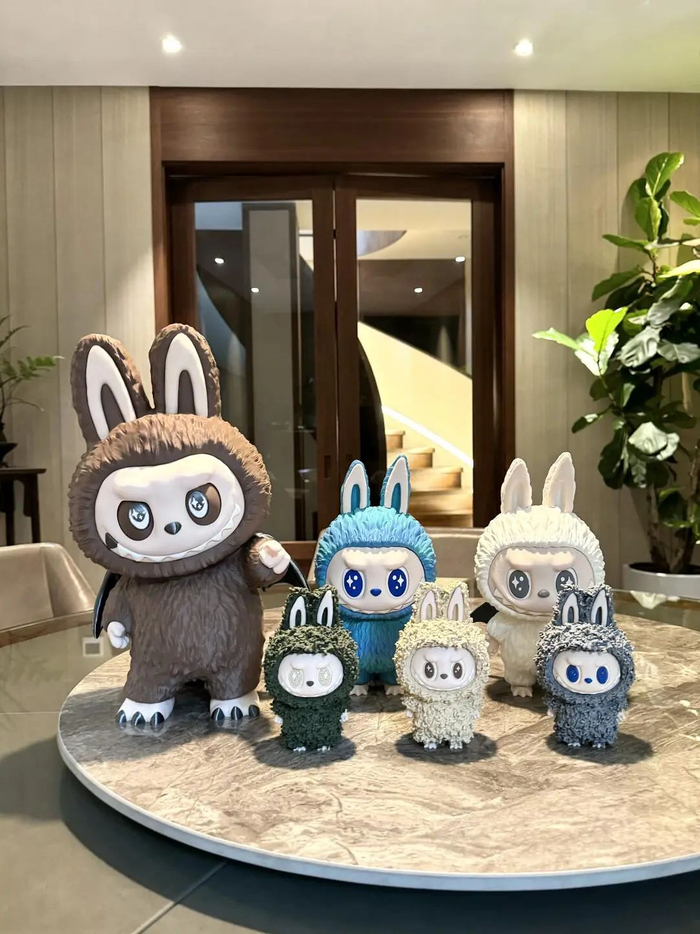 图：安琪和儿子打印出的3D版labubu，