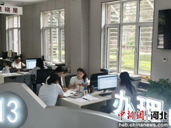 图为在鸡泽县政务服务大厅，工作人员正在为群众办理业务。 任林芳 摄