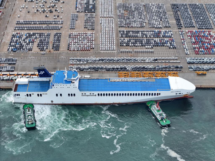 6月29日，汽车运输船停靠山东港口烟台港，准备装运出口汽车（无人机照片）。新华社发（唐克摄）