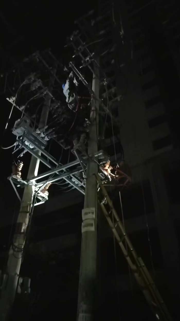 电力工人连夜抢修。  网传视频截图