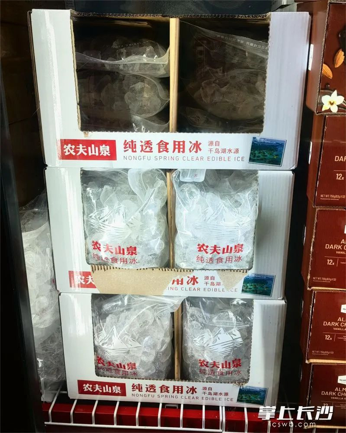 山姆会员店上架的新品农夫山泉纯透食用冰。 均为长沙晚报全媒体记者刘捷萍摄
