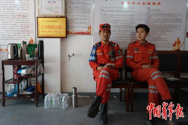 4月13日，陕西西安，两名常参与“鳌太线”救援的秦岭救援队队员。中青报·中青网记者 李强/摄